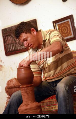 CAPPADOCE, TURQUIE - JANVIER 18: Artiste en céramique faisant la carafe turque traditionnelle à l'atelier de céramique à Cappadoce le 18 janvier 2006 à Nevsehir, Turquie. Banque D'Images