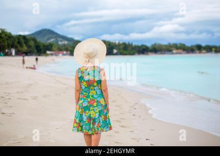 Femme asiatique d'âge moyen se détendant à la plage de chaweng à koh samui, en Thaïlande. Banque D'Images