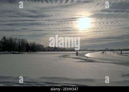 Scènes de neige au Canada - spectaculaire lever de soleil d'hiver pâle au-dessus d'un lac Dow's gelé, Ottawa, Ontario, Canada. Banque D'Images