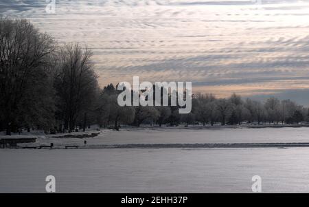 Paysages canadiens - spectaculaire lever de soleil d'hiver doux et pâle au-dessus d'un lac Dow's gelé, Ottawa, Ontario, Canada. Banque D'Images