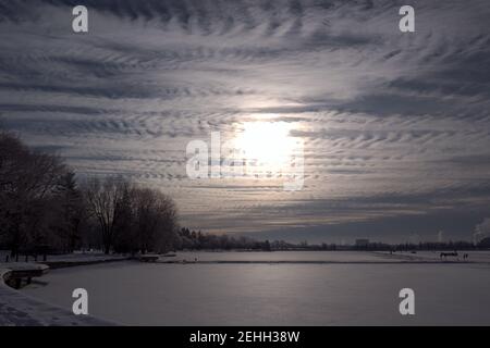 Scènes d'hiver canadiennes - lever de soleil spectaculaire au-dessus d'un lac Dow gelé, Ottawa, Ontario, Canada. Banque D'Images