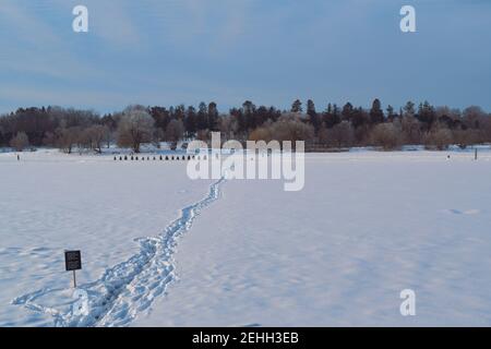 La vie dans une ville froide - les hivernales d'Ottawa - raccourci ad hoc à travers un lac Dow gelé pour se rendre à l'Arboretum. Ontario, Canada. Banque D'Images