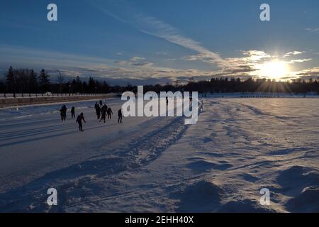 La vie dans une ville froide - les hivernales d'Ottawa - coucher de soleil sur la patinoire du canal Rideau pendant le Bal de neige. Ontario, Canada. Banque D'Images