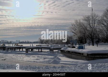 La vie dans une ville froide - les hivernales d'Ottawa - le soleil se lève au-dessus de l'extrémité de la jetée du lac Dow. Ontario, Canada. Banque D'Images