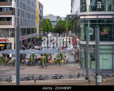 Les gens de Wiener Platz, sur le boulevard Prager Straße, ont fait du shopping et des restaurants, la vie en ville un vendredi pendant les mesures Covid-19 Banque D'Images