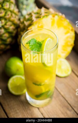 Mojito à l'ananas frais sur fond rustique. Mise au point sélective. Faible profondeur de champ. Banque D'Images