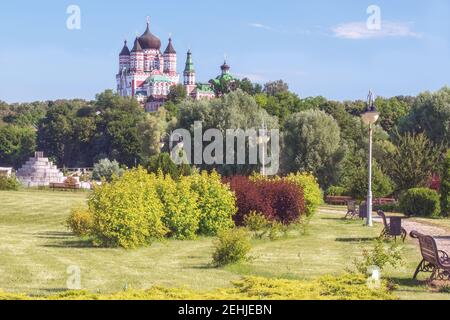 Fragment du parc de Feofaniya à Kiev, est une vue charmante sur le monastère de Saint-Panteleimon. Banque D'Images