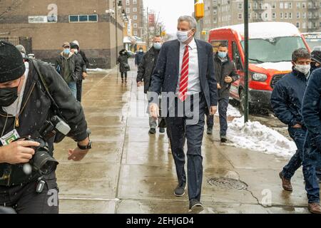 New York, États-Unis. 19 février 2021. Bill de Blasio, maire de la ville de New York, arrive à la distribution alimentaire de la célébration du nouvel an lunaire pour les résidents de la communauté à l'hôpital Elmhurst à Queens.comme l'impact de la pandémie COVID-19 continue d'affecter l'économie, on estime que l'insécurité alimentaire aux États-Unis a doublé, et ont triplé dans les ménages avec enfants. Crédit : SOPA Images Limited/Alamy Live News Banque D'Images