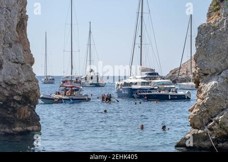 Vis, Croatie - 17 août 2020 : les gens nagent à l'entrée de la plage abritée de stiniva en été Banque D'Images