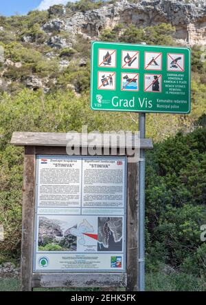 Vis, Croatie - 17 août 2020: Panneau d'information interdit à la plage de Stiniva en été Banque D'Images