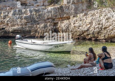 Vis, Croatie - 17 août 2020 : les femelles s'assoient sur la plage abritée de Stiniva en été Banque D'Images