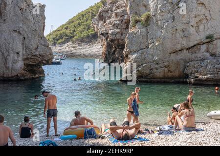 Vis, Croatie - 17 août 2020 : les touristes se bronzent sur la plage abritée de Stiniva en été Banque D'Images