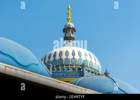 Dômes à la mosquée de Jamia, Bhong, district de Rahim Yar Khan, Punjab, Pakistan Banque D'Images