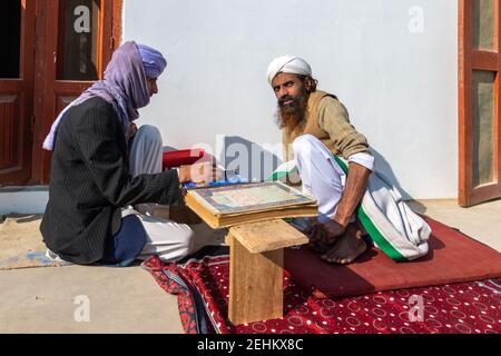 Étudier à Madrassa, mosquée de Jamia, Bhong, district de Rahim Yar Khan, Punjab, Pakistan Banque D'Images