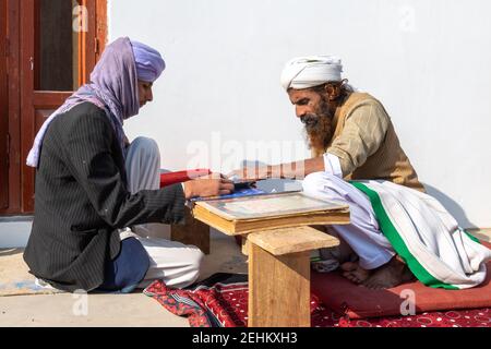 Étudier à Madrassa, mosquée de Jamia, Bhong, district de Rahim Yar Khan, Punjab, Pakistan Banque D'Images