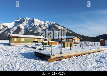 Croisière sur le lac Minnewanka, quai flottant et billet fermé Bureau des ventes avec le parc national Snowy Mountain of Banff on Horizon Banque D'Images