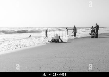 Scène de plage de Chennai en monochrome où les gens apprécient un plongez dans l'eau Banque D'Images