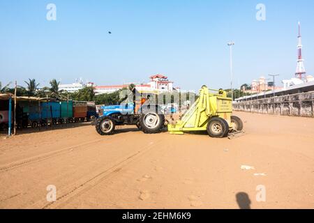 Machines de nettoyage du sable de plage chalutage du sable pour les déchets Banque D'Images