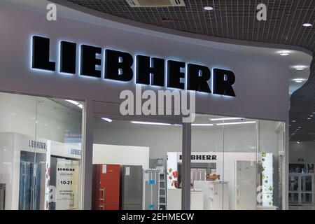 Tyumen, Russie-31 janvier 2021 : logo Liebherr, dans la salle d'exposition du pavillon Liebherr Banque D'Images