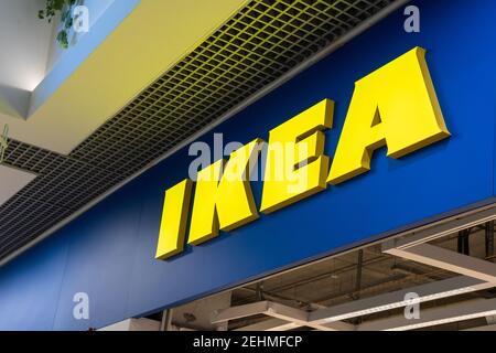 Tyumen, Russie-11 décembre 2020: IKEA logo a été fondé en Suède en 1943, IKEA grandes chaînes de magasins dans le monde entier. Banque D'Images