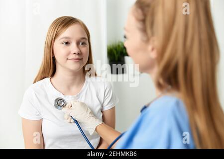 le médecin examine les soins de santé hospitaliers de traitement de fille Banque D'Images