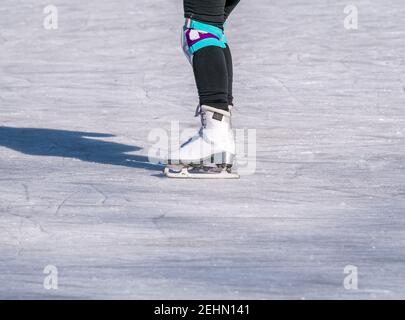 Jambes d'une femme avec patins sur glace. Patinage sur glace activités récréatives. Banque D'Images