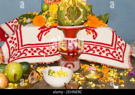 Mangal Ghat ou Mangal Kalas Kolsi avec noix de coco, fleurs utilisées dans le culte de Dieu hindou. Image prise dans Vasant Pancami ou Sarasvati Puja festival celebr Banque D'Images