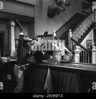 SAMMY DAVIS Jr et FRANK SINATRA sur un tournage franc Bar Fight Scene for SERGEANTS 3 / SERGEANTS TROIS 1962 directeur JOHN STENGES Essex Productions / Meadway-Claude productions Company / Artistes Unis Banque D'Images