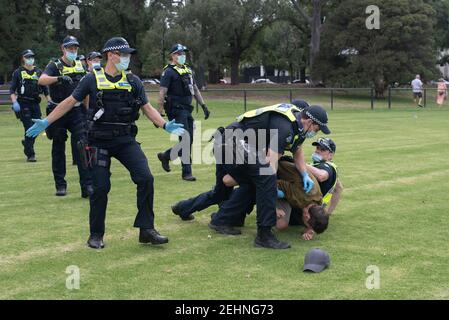 Melbourne, Australie. 20 février 2021. La police s'attaque à un manifestant contre la vaccination contre la COVID dans le parc Fawkner. 20 février 2021. Melbourne, Australie. Credit: Jay Kogler/Alay Live News Banque D'Images