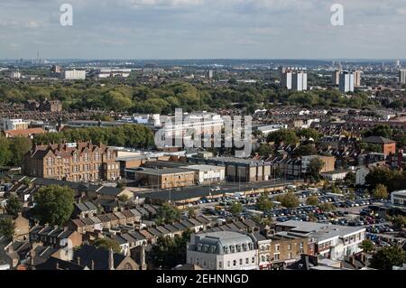 Londres, Royaume-Uni - 18 septembre 2010 : vue depuis un grand bâtiment donnant sur Stratford, Londres, par une journée ensoleillée. Bâtiments appartenant à l'Université de Banque D'Images