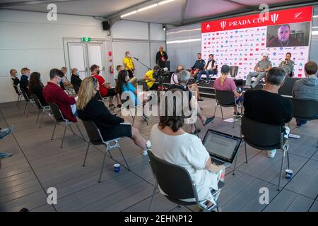 Auckland, Nouvelle-Zélande. 20 février 2021. Finale de la coupe Prada. Credit Chris Cameron / Alamy Live News. Auckland, Nouvelle-Zélande. 20 février 2021. Finale de la coupe Prada. Credit Chris Cameron / Alamy Live News. Conférence de presse après la course. Les médias sont des distances sociales et portent des masques de visage. Finale de la coupe Prada. Crédit : Chris Cameron/Alay Live News Banque D'Images