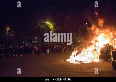 Barcelone, Catalogne, Espagne. 19 février 2021. Un contenant brûlant est vu devant les manifestants.quatrième nuit de manifestations, à Barcelone, pour la prison du rappeur catalan, Pablo Hasél, arrêtée le mardi 16 février et condamnée à neuf mois et un jour de prison par la Chambre d'appel de la Cour nationale en septembre 2018, ainsi que le paiement d'une amende d'environ 30,000 euros accusé de glorifier le terrorisme, insultant la monarchie et les forces de sécurité de l'etat. Crédit : ZUMA Press, Inc./Alay Live News Banque D'Images