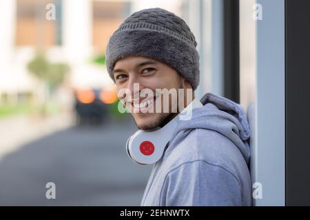 Entraînement sportif jeune latin souriant coureur regardant dans la caméra espace de copie copyspace extérieur Banque D'Images