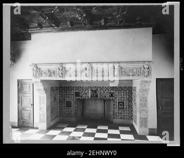 Pasadena, Californie, maison de Mme Herbert Coppell (intérieur) - foyer énorme et décoré avec soin - photo de Frances Benjamin Johnston. Banque D'Images