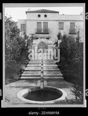 Pasadena, Californie, maison de Mme Herbert Coppell - étang au pied d'un long escalier menant à la porte d'entrée (c'est-à-dire, la rill d'eau) - photo de Frances Benjamin Johnston. Banque D'Images