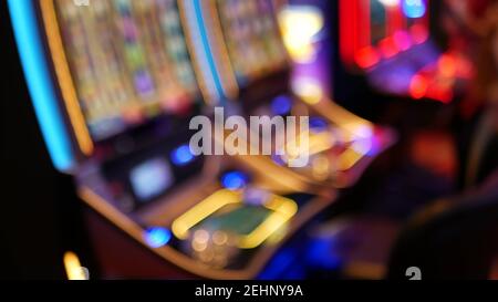 Les machines à sous défocused brillent dans le casino sur le fabuleux Las Vegas Strip, Etats-Unis. Machines à sous à jackpot de jeu flou dans l'hôtel près de Fremont Street. Néon lumineux Banque D'Images