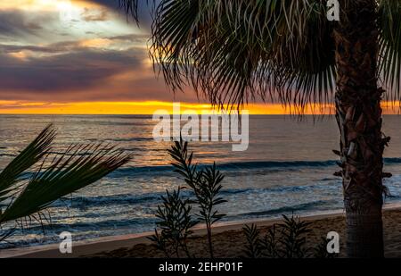 Vue sur un coucher de soleil sur la mer. Banque D'Images