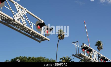 Signal d'avertissement de passage à niveau aux États-Unis. Avis de Crossbuck et feu rouge à l'intersection de la voie ferrée en Californie. Sécurité du transport ferroviaire sy Banque D'Images