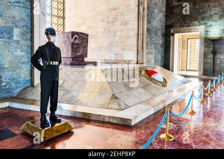 ANKARA, TURQUIE - 3 SEPTEMBRE 2020 : soldat turc en garde près du mausolée de Mustafa Kemal Ataturk. ANITKABIR à Ankara, Turquie. Banque D'Images