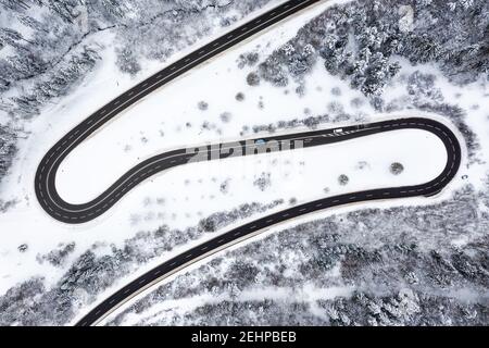 Route sinueuse Serpentine commute l'hiver neige saison drone photo aérienne Banque D'Images
