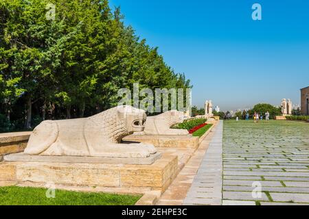 ANKARA, TURQUIE - 3 SEPTEMBRE 2020 : route du lion à ANITKABIR. Les statues de lion sur la route. Ankara, Turquie. Banque D'Images