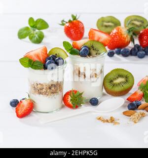 Fraise yaourt fruits petit déjeuner cuillère saine manger yaourt sur la nourriture une place en bois Banque D'Images