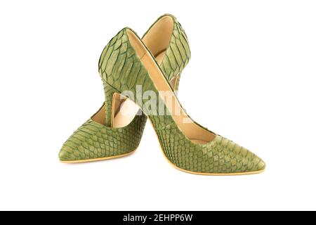 Paire de chaussures en cuir python à talons hauts et élégantes, isolées sur fond blanc. Banque D'Images