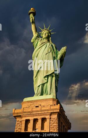 La Statue de la liberté dans la ville de New York Etats-Unis lumière du jour gros plan avec des nuages dans le ciel en arrière-plan Banque D'Images