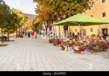 Bruneck - Brunico, Tyrol du Sud, Italie - 19 octobre 2019 : la rue principale avec des bars et des boutiques dans le centre historique de Bruneck, Italie Banque D'Images