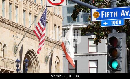 Drapeaux de la Californie et des États-Unis agitant sur le mât à Gaslamp, quartier central de San Diego. Emblème de la République et bannière étoilée Banque D'Images