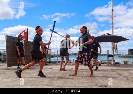 Mau Rakau, une forme d'arts martiaux maoris, pratiquée à Auckland, Nouvelle-Zélande, pendant le festival Tamaki Herenga. Deux hommes se battent avec du personnel rembourré Banque D'Images