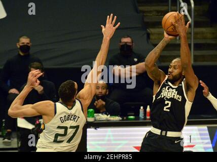 Los Angeles, États-Unis. 19 février 2021. Kawhi Leonard, l'avant de Los Angeles Clippers, tourne au-dessus du centre de jazz de l'Utah Rudy Gobert au cours de la deuxième moitié au Staples Center de Los Angeles le vendredi 19 février 2021. Les Clippers ont battu la Jazz 116-112. Photo de Jim Ruymen/UPI crédit: UPI/Alay Live News Banque D'Images