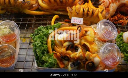 National asiatique exotique prêt à manger des fruits de mer à la nuit rue marché aire de restauration en Thaïlande. Délicieux crevettes grillées ou crevettes et autres en-cas Banque D'Images