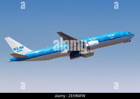 Hong Kong, Chine - 20 septembre 2019 : avion KLM Asia Boeing 777-200ER à l'aéroport de Hong Kong (HKG) en Chine. Boeing est une usine américaine d'avions Banque D'Images